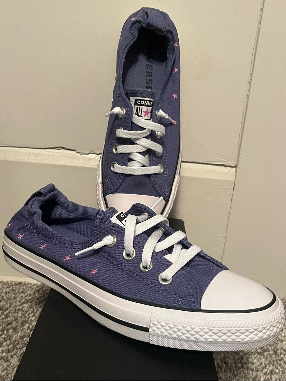 Converse CTAS Shoreline Slip-On Low Top Sneakers in Navy with Pink Star Detail